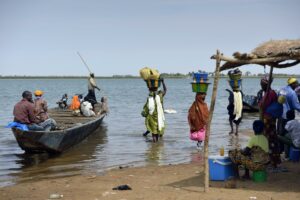 Al menos 15 niños muertos tras hundirse una embarcación en un río en Nigeria