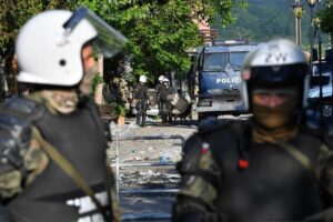 Al menos 25 soldados internacionales heridos en enfrentamientos con manifestantes serbios en Kosovo