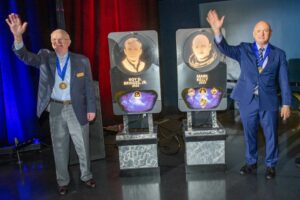 Astronautas Mark Kelly y Roy Bridges ingresan en Salón de la Fama de la NASA