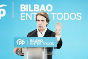 Aznar alerta de "una suelta general de terroristas en prisión" y de "una consulta, también en el País Vasco"