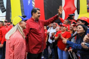 Bajo aumento de ingresos “tendrá un costo político” para Maduro