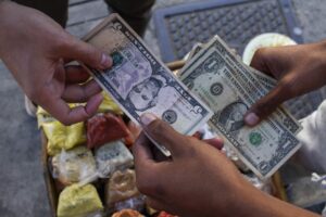 Bárcenas: 65 % de las transacciones en Venezuela se ejecutan en dólares