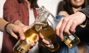 Beber alcohol para olvidar: La ciencia sorprende con su respuesta