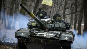 Bruselas quiere destinar 500 millones a impulsar la "economía de guerra" y producir más munición para Ucrania