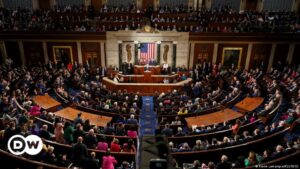 Cámara Baja de EE.UU. aprueba pacto para elevar techo de deuda | El Mundo | DW