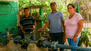 Campesinos salvadoreños batallan con grupos empresariales por el agua