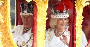 Carlos III fue coronado rey de Reino Unido: los monarcas llegaron al Palacio de Buckingham y se espera el tradicional saludo desde el balcón