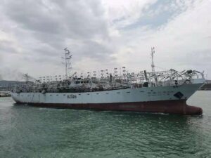 Casi 40 tripulantes desaparecidos tras volcar un barco pesquero chino en el ocano ndico
