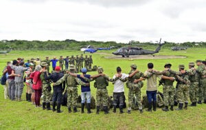 Casi un centenar de indgenas se une a la bsqueda de los cuatro nios desaparecidos en Colombia
