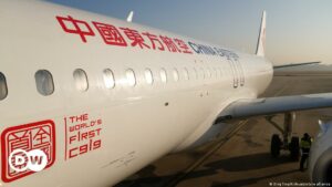 China inaugura su primer avión comercial de manufactura nacional | El Mundo | DW