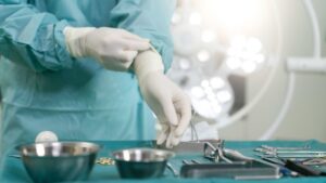 Cirujano se metió en un lío por pedir ayuda a una limpiadora para realizar una amputación