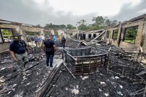 Colegiala provocó un devastador incendio que mató a 19 jóvenes en Guyana porque le quitaron su teléfono (+Fotos)