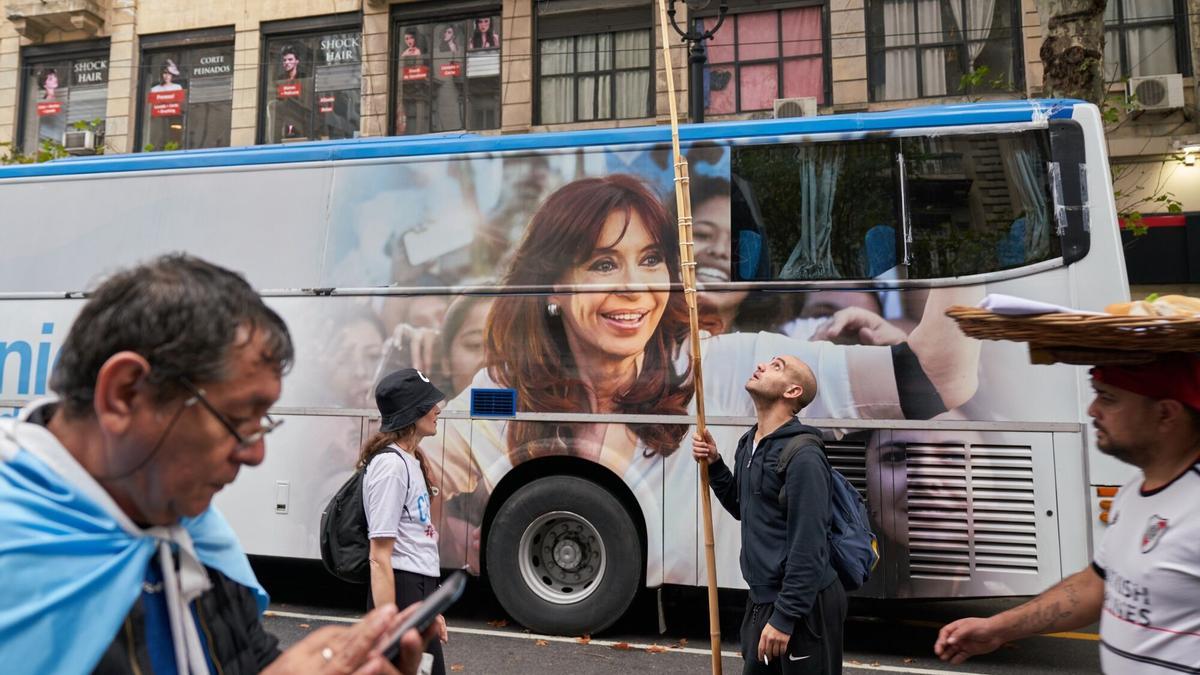 Un año después del atentado contra Fernández de Kirchner, todo sigue igual en Argentina | elperiodico.com
