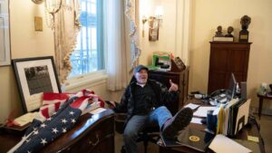 Cuatro años cárcel para el hombre que puso los pies encima de la mesa de Pelosi durante el asalto al Capitolio