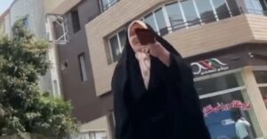 Denuncian que otra joven fue insultada y atacada por no usar el velo en Irán