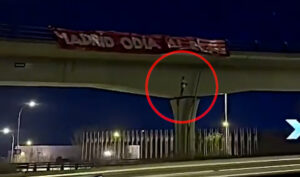 Detienen a cuatro personas por 'ahorcar' a un mueco de Vinicius en un puente antes del derbi de Copa ante el Atltico