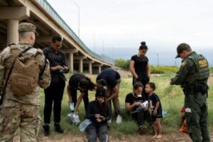 EE.UU. expulsa cientos de migrantes venezolanos bajo el Título 42