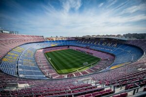 El Barcelona, en plena economa de guerra, vender las sillas y el csped del Camp Nou