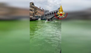 El agua del Gran Canal de Venecia se tie de un misterioso color verde fluorescente