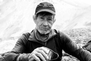 El escalador de 84 aos Carlos Soria abandona su intento de coronar el Dhaulagiri tras caerle un sherpa encima