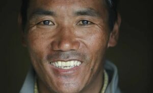 El veterano shepa nepalí Kami Rita, de 48 años, posa para una fotografía en su casa en Katmandú, Nepal, el 26 de mayo de 2018. Foto: AP