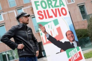 El exprimer ministro italiano Silvio Berlusconi salió del hospital tras cuarenta días hospitalizado por complicaciones de una leucemia