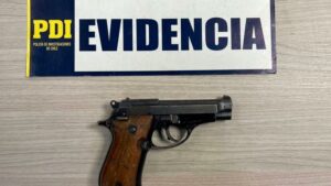 El hallazgo de una pistola de Pinochet en manos de un narco adolescente invoca el fantasma del dictador en Chile