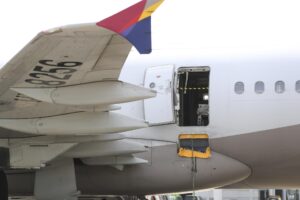 Un avión de Asiana Airlines está estacionado cuando una de las puertas del avión se abrió repentinamente en el Aeropuerto Internacional de Daegu en Daegu, Corea del Sur, el viernes 26 de mayo de 2023.  (Yun Kwan-shick/Yonhap vía AP)