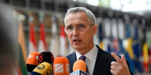 El jefe de la OTAN insta a Kosovo a aliviar las tensiones con Serbia