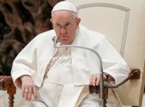 El papa suspende su agenda de este viernes por tener fiebre