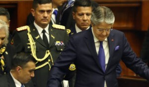 El presidente de Ecuador, Guillermo Lasso, amenazado por la destitucin, disuelve el Parlamento