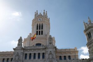 En Madrid capital, con 13,37% escrutado, PP lidera con 24 ediles; Más Madrid baja a 13; PSOE, 12; Vox, 5 y Podemos