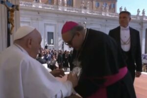 En la plaza San Pedro del Vaticano el Papa Francisco recibió muestras de chocolate venezolano (+Video)