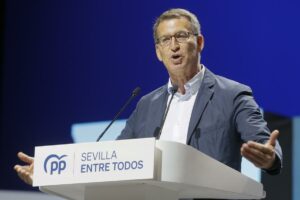 Feijóo canta en Sevilla las "mentiras" de Sánchez: "Tralará"
