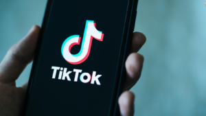 Firman ley en Florida que prohíbe TikTok en universidades