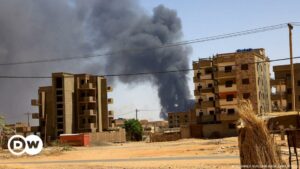Fuertes combates en la capital de Sudán mientras se atisba un alto el fuego humanitario | El Mundo | DW