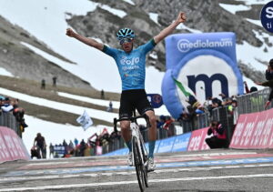 Giro de Italia: Davide Bais, novato de Contador, vence en los Apeninos