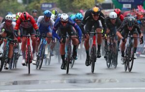 Giro de Italia: Groves vence en una jornada catica con doble cada de Evenepoel
