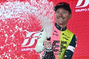Giro de Italia: Magnus Cort vence en Viareggio a pesar de la lluvia y las cadas