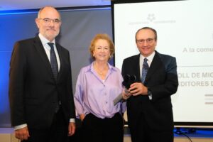 Javier Moll y Arantza Sarasola reciben en Bruselas el premio a la comunicación europea de Aquí Europa
