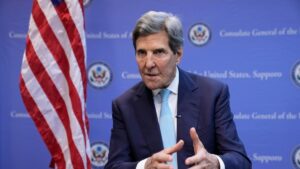 Kerry dice que empresas deben usar tecnología para evitar desastre climático