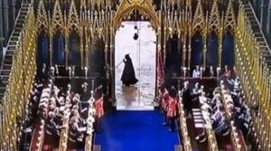 La espectral figura que cruzó la abadía durante la coronación de Carlos III (Video)