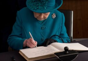 La reina Isabel II escribió una “carta secreta”, pero solo puede ser abierta hasta el año 2085
