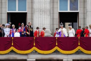 Lo que la ausencia de los 'proscritos' Harry y Andrs del balcn de Buckingham dice del nuevo reinado de Carlos III