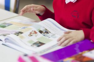 Los alumnos de 9 años españoles bajan siete puntos en comprensión lectora, según el informe PIRLS 2021