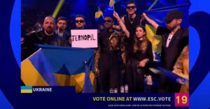 Los representantes de Ucrania en Eurovisin muestran un cartel de 'Ternopil', una localidad bombardeada por Rusia antes de su actuacin
