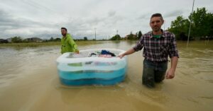 Los rescatistas trabajan contrarreloj en Italia para llegar a pueblos que quedaron aislados por las inundaciones