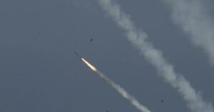 Los terroristas lanzaron al menos 270 cohetes desde Gaza contra Israel: hubo alertas en Tel Aviv y todo el sur del país