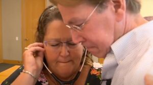Madre escucha latir el corazón de su hijo fallecido gracias a la donación de órganos