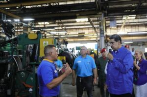 Maduro insta a los Consejos de Trabajadores a escuchar a las bases y promete inversiones productivas